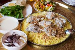 أزكى ٤ أماكن بعمان ممكن تاكل فيها منسف